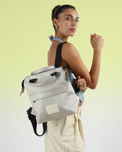  תיק כסוף בהיר קטן לנשיאה ביד או כתיק גב לנשים, מיני מדריד בעיצוב מינימליסטי, תיק מושלם ליום יום או ליציאה בערב