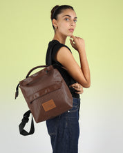 תיק חום קטן לנשיאה ביד או כתיק גב לנשים – מיני מדריד בעיצוב מינימליסטי, תיק מושלם לערב ליומיום ולעבודה קלילה