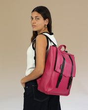 דוגמנית עם תיק גב למחשב טוקיו ורוד ברבי מבית זנדיגי 