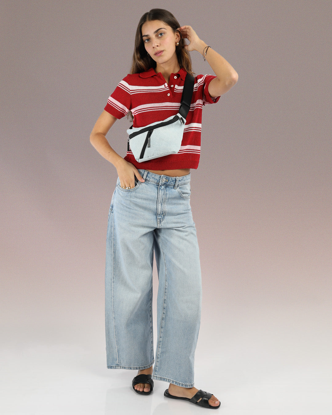 פאוץ׳ רובר ג׳ינס, פאוץ׳ ממוחדש מבד ג׳ינס אמיתי, חלוקה חכמה ומרווחת, מוצג על דוגמנית.