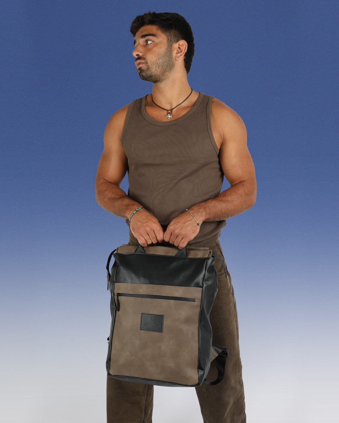 תיק גב מילאנו בצבע שחור מבריק וקפה, תיק למחשב עד 16״ מוחזק בידית הנשיאה על ידי דוגמן, תיק מרופד למחשב נייד תיק גב ללפטופ, מושלם ללימודים ולעבודה, תיק לסטודנטים, תיק גב לגבר