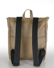 מיני טוקיו קפה צילום אחורי, ניתן לראות את תא השליפה האחורה שלו והרצועות המרופדות לנוחות מקסימלית