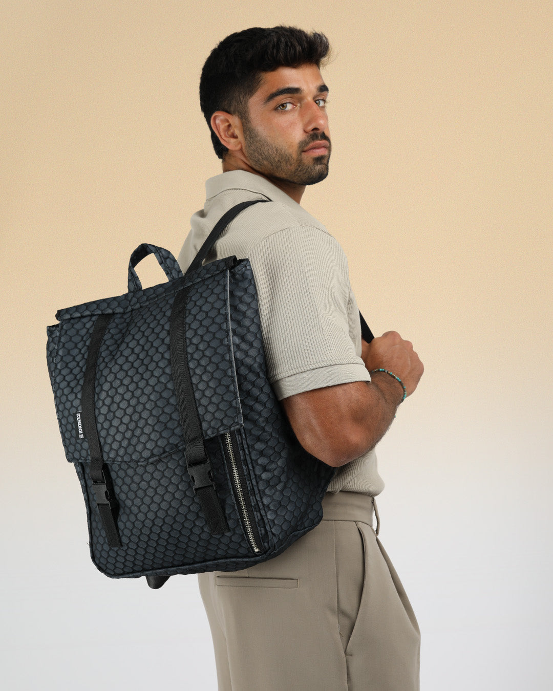 תיק גב למחשב נייד טוקיו שחור כוורת על גבר, טוקיו הוא התיק המושלם ללימודים, לעבודה ולטיולים והוא מכיל לפטופ עד 16״ כולל כיסוי למחשב נייד