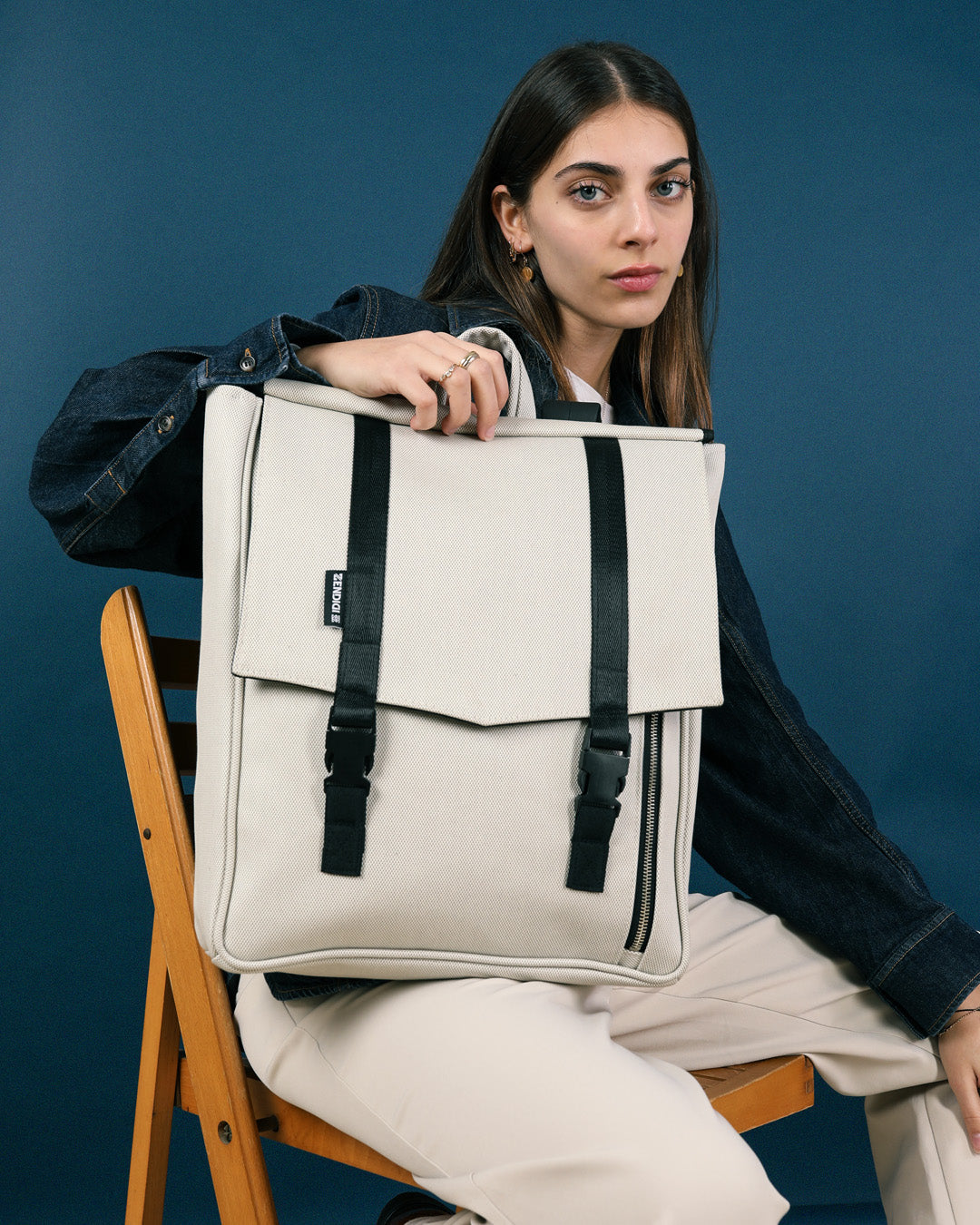 תיק גב למחשב נייד דגם טוקיו בינגו שמנת, תיק אופנתי לאוניברסיטה ולעבודה המשלב מראה קלאסי עם פונקציונליות מודרנית למחשב 15.6 אינץ'.