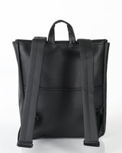 מיני טוקיו שחור כדורסל צילום אחורי, ניתן לראות את תא השליפה האחורה שלו והרצועות המרופדות לנוחות מקסימלית