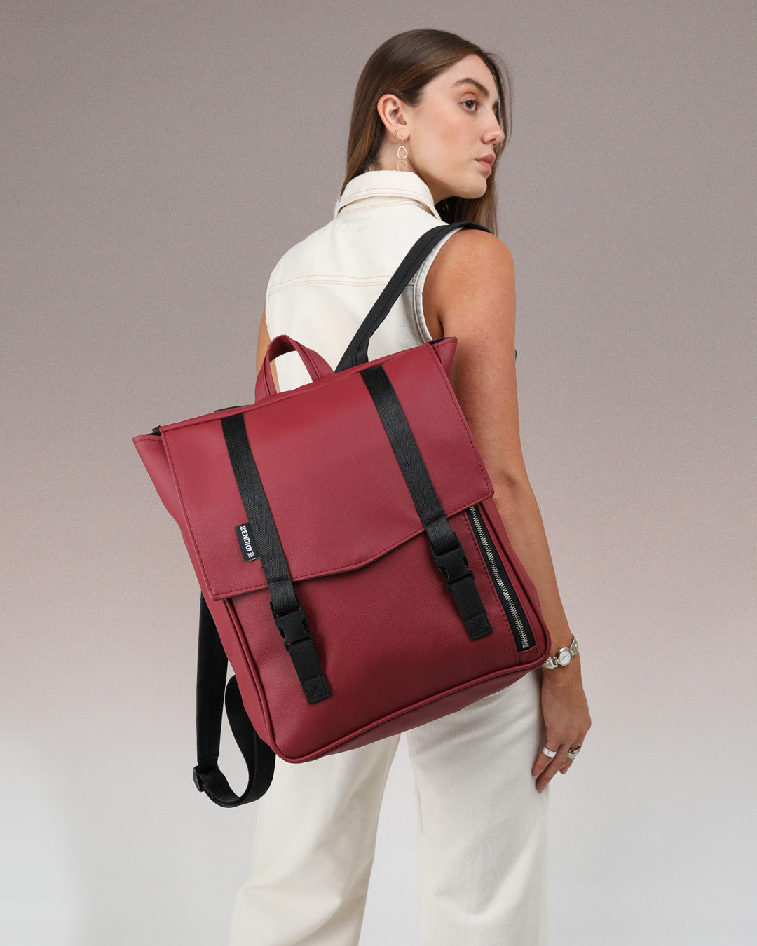 תיק גב טוקיו אדום דובדבן לנשים - תיק מחשב 16 אינץ' במראה אלגנטי ונוח, מושלם ללוק יומיומי, נסיעות עירוניות, עבודה ולימודים תיק שיכול להתאים גם כתיק גב למחשב לגבר