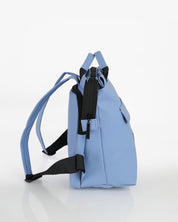 תיק גב מדריד כחול בהיר מן הצד, תיק גב למחשב נייד 14״, ניתן לראות את כיסוי המחשב המרופד המחובר לגב, רצועות נוחות ועבות, תיק גב טבעוני לגבר ולאישה.