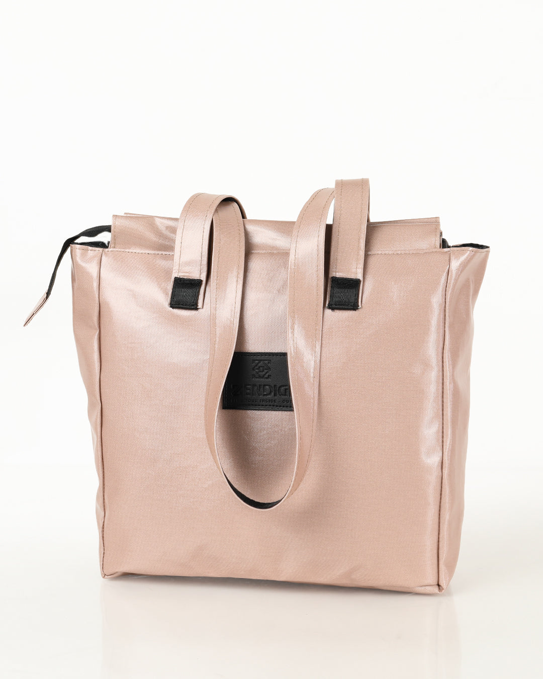 תקריב לטקסטורה של תיק צד נינה ורוד מבריק, תיק חזק וטוב שילך איתך שנים קדימה.