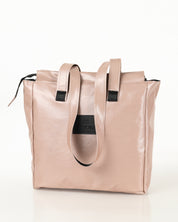 תקריב לטקסטורה של תיק צד נינה ורוד מבריק, תיק חזק וטוב שילך איתך שנים קדימה.