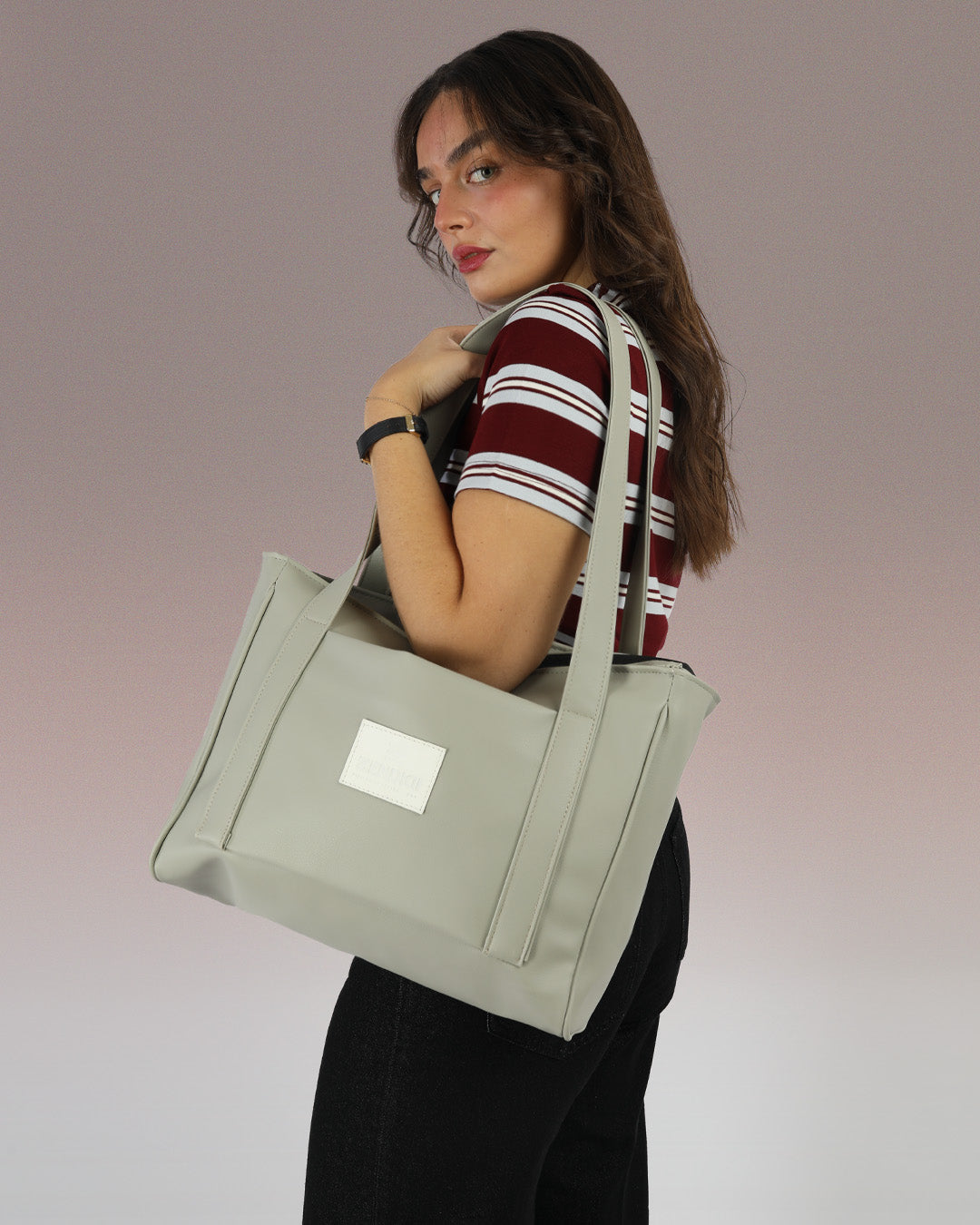 תיק צד למחשב נייד, תיק אפור בהיר על כתף של דוגמנית, תיק זנדיגי מיני פלא, תיק צד לנשים, תיק אלגנטי לעבודה וללפטופ 14״ , תיק וינטג׳ טבעוני