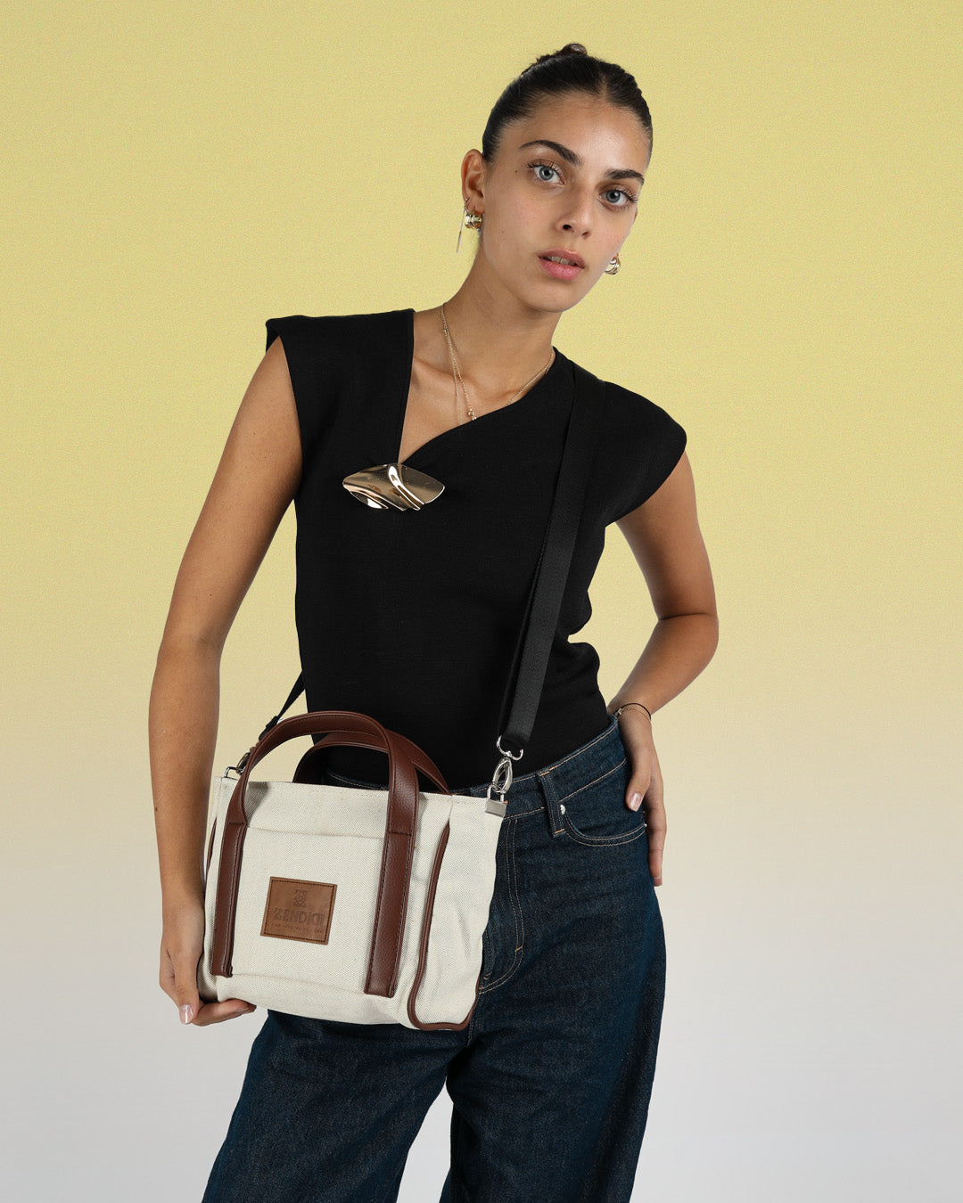 תיק צד קטן לנשים בצבע בז׳ וחום קנבס של זנדיגי, דגם מיקרו פלא - נשיאה אלגנטית ביד או קרוס באדי, מתאים לעבודה, ערב ויומיום