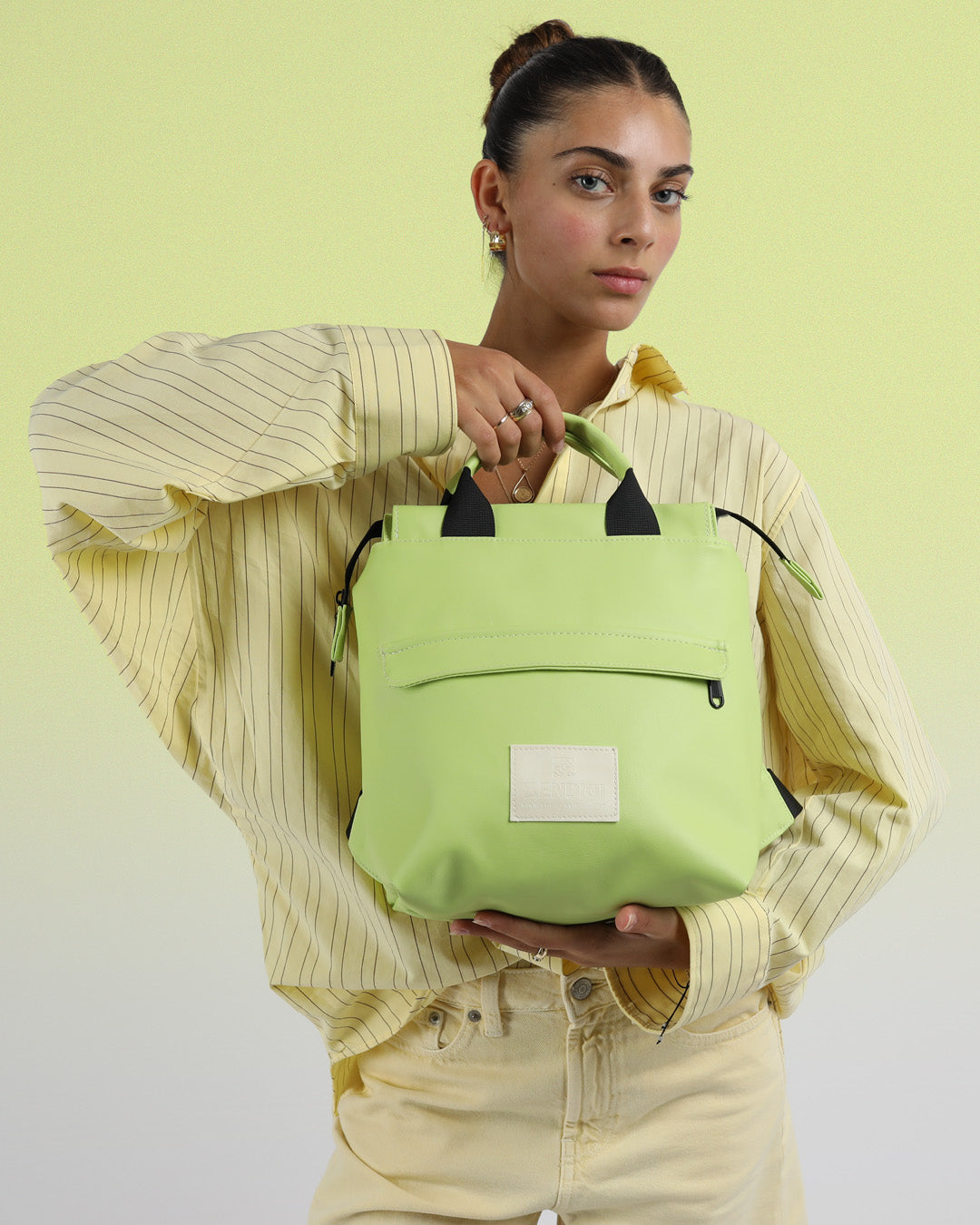 תיק גב קטן לנשים לנשיאה ביד – מיני מדריד בעיצוב מינימליסטי, תיק מושלם לערב ליומיום ולעבודה קלילה