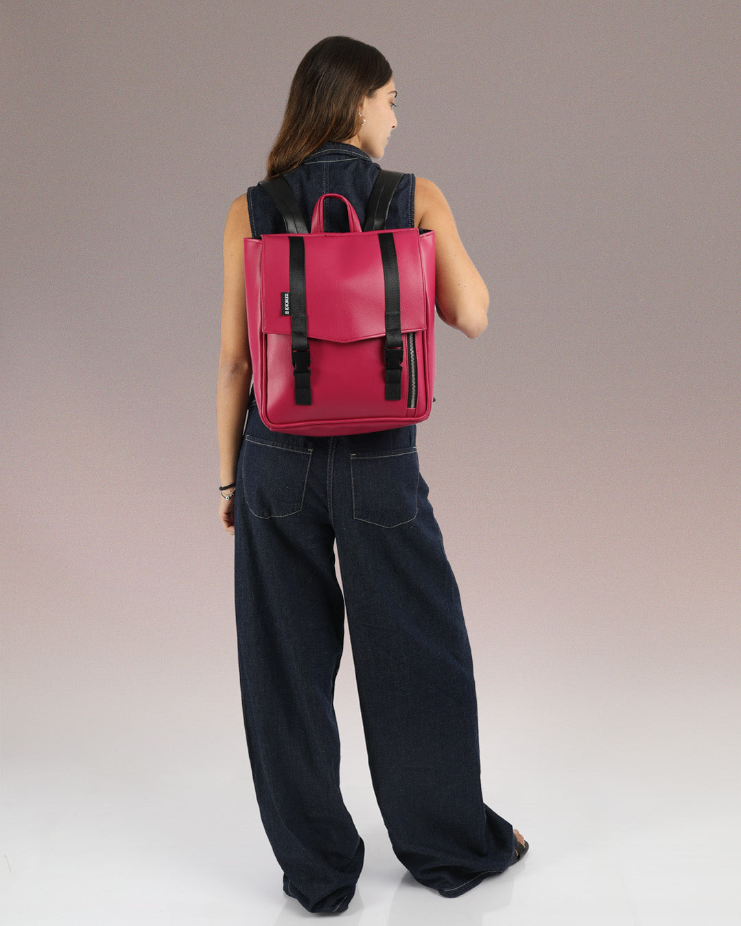 תיק גב קטן ללפטופ מיני טוקיו ורוד ברבי, תיק שמיועד לנשיאת מחשב לעבודה, ללימודים או ליומיום, מיוצר בארץ, טבעוני ואיכותי שנשמר לשנים קדימה.