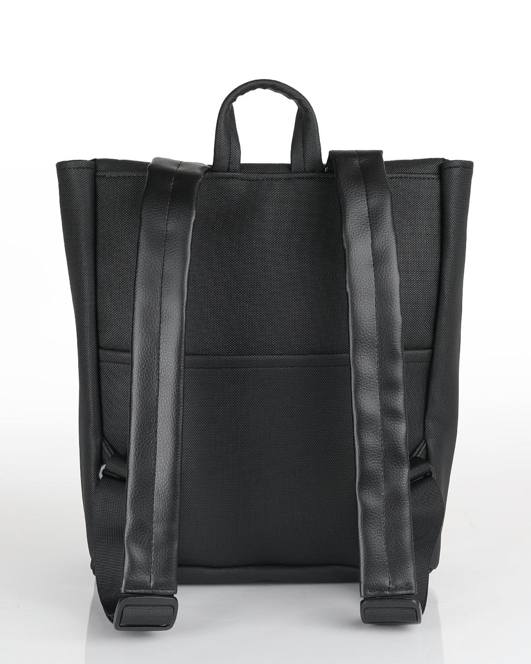 מיני טוקיו שחור יהלום צילום אחורי, ניתן לראות את תא השליפה האחורה שלו והרצועות המרופדות לנוחות מקסימלית