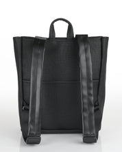 מיני טוקיו שחור יהלום צילום אחורי, ניתן לראות את תא השליפה האחורה שלו והרצועות המרופדות לנוחות מקסימלית