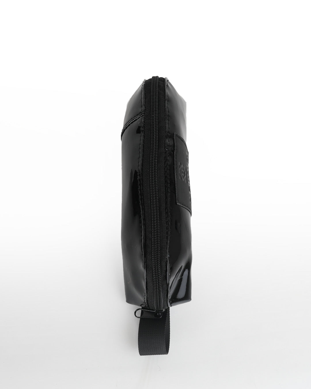 קלמר סטודנטים שחור לקה של זנדיגי ממבט עליון, ניתן לראות את הצורה שלו באופן ברור, את ידית הנשיאה, הרוכסן והתווית.