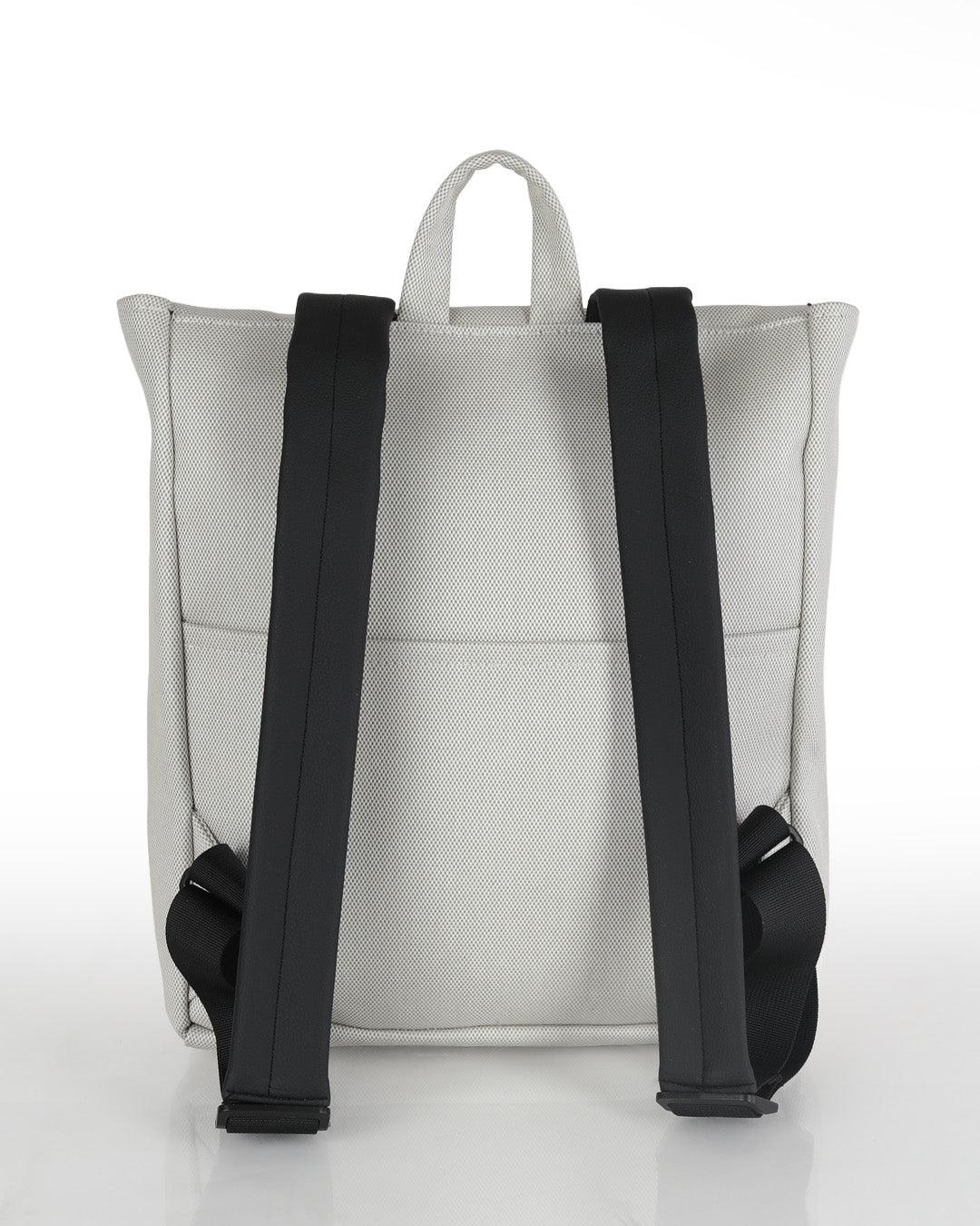 מיני טוקיו בינגו שמנת צילום אחורי, ניתן לראות את תא השליפה האחורה שלו והרצועות המרופדות לנוחות מקסימלית