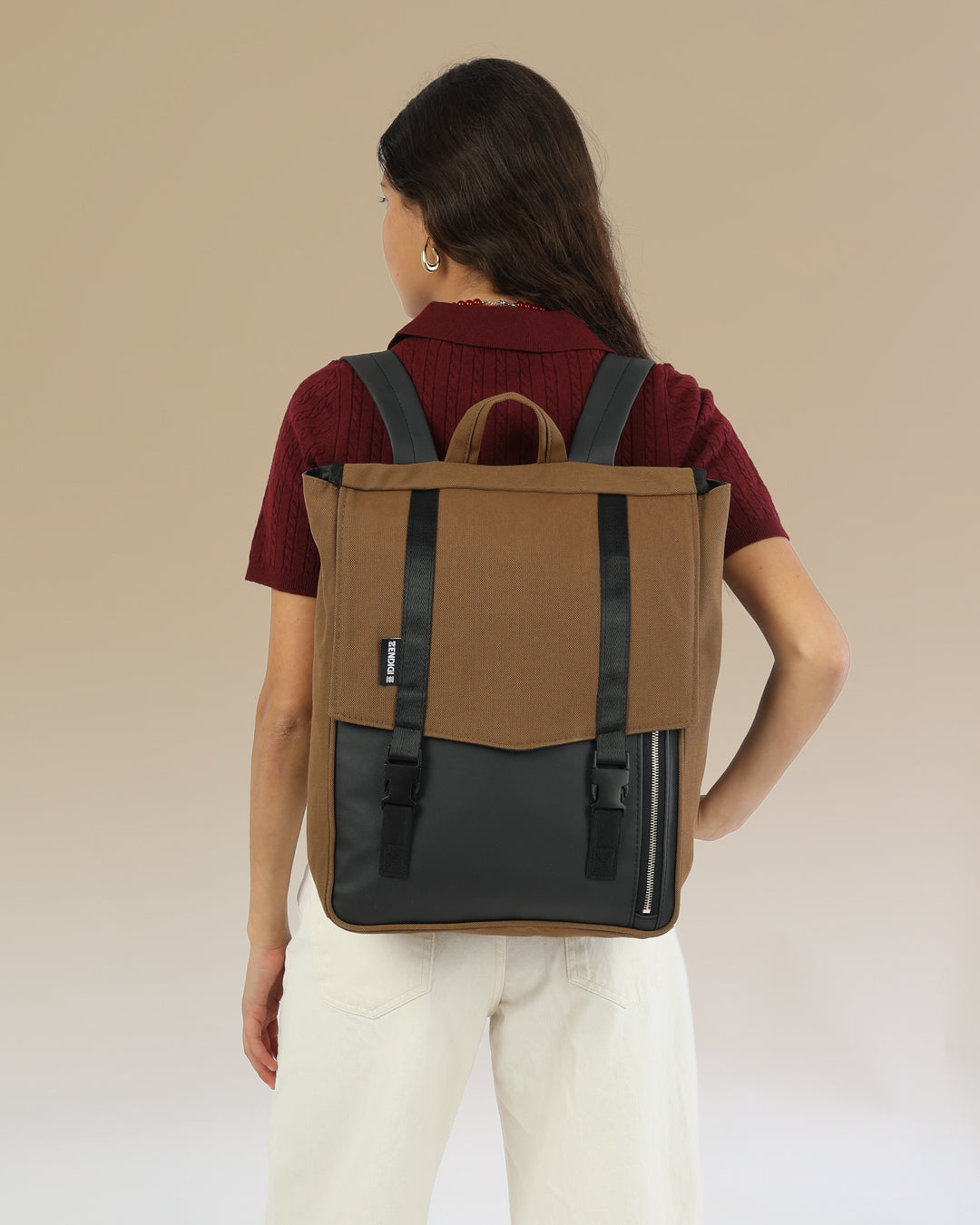 תיק גב טוקיו אוקספורד על גב של דוגמנית, תיק טבעוני עם עיצוב פרקטי ומוקפד, מתאים לגבר ולאישה.