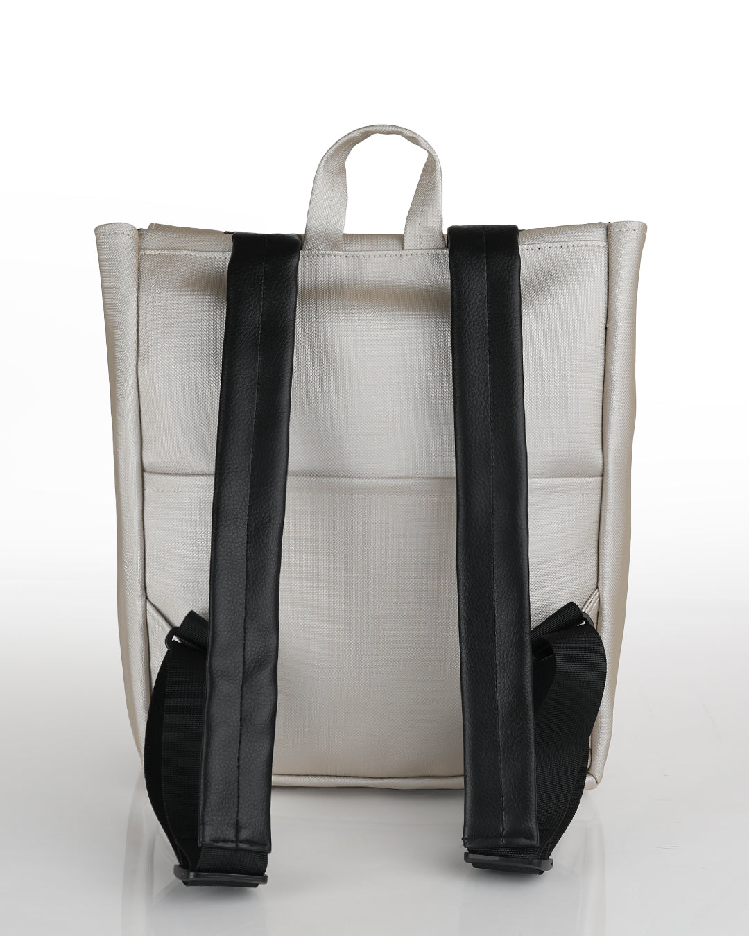 מיני טוקיו כסף שיבולים צילום אחורי, ניתן לראות את תא השליפה האחורה שלו והרצועות המרופדות לנוחות מקסימלית