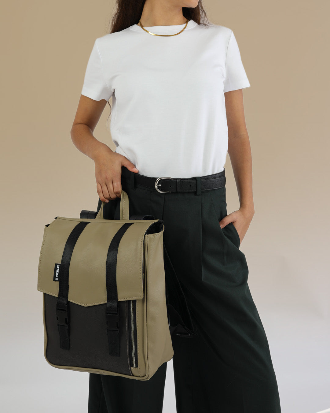 תקריב של מיני טוקיו מדבר ושחור, טקסטורה איכותית טבעונית וחזקה.