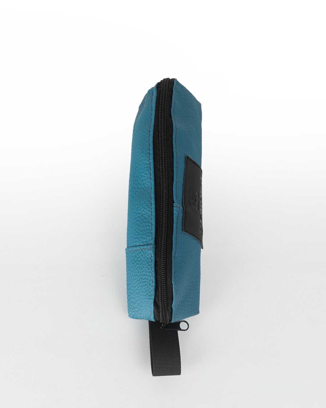 קלמר סטודנטים כחול של זנדיגי ממבט עליון, ניתן לראות את הצורה שלו באופן ברור, את ידית הנשיאה, הרוכסן והתווית.