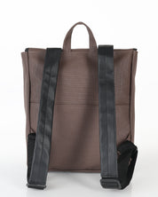 מיני טוקיו חום יהלום צילום אחורי, ניתן לראות את תא השליפה האחורה שלו והרצועות המרופדות לנוחות מקסימלית