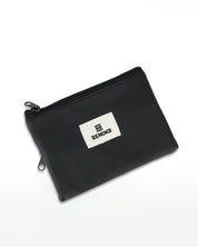 גב ארנק טבעוני צוקו שחור קלאסי, עיצוב נקי ומינימליסטי, בעבודת יד בייצור ישראלי.