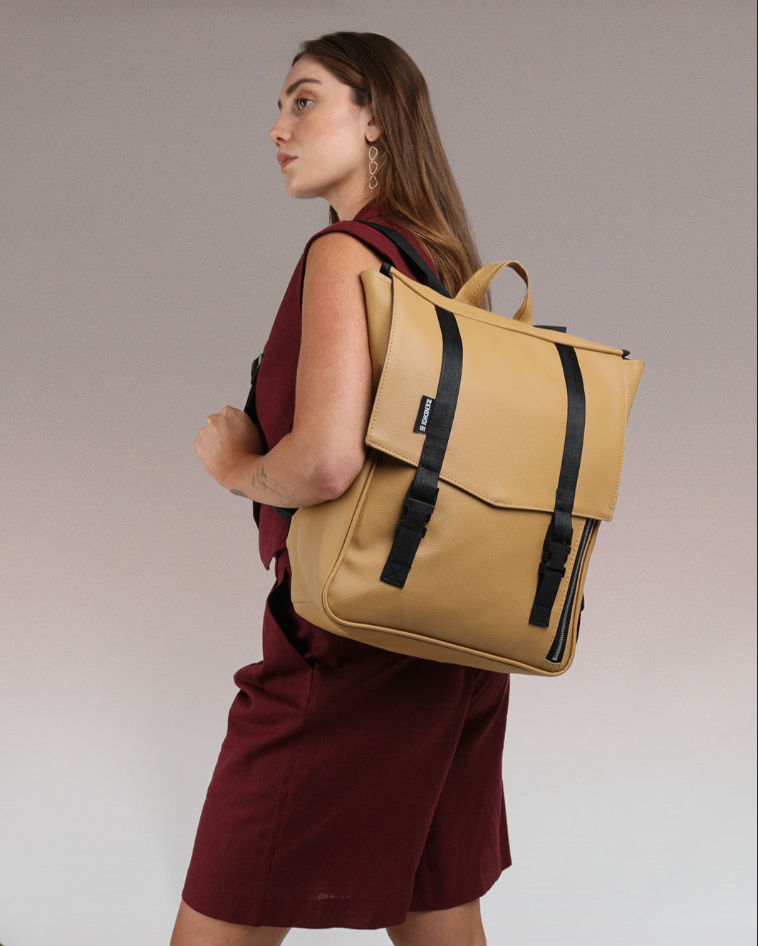 תיק מחשב נייד טוקיו קאמל מוצג על דוגמנית תיק גב ללפטופ, תיק גב לסטודנטים חזק ואיכותי תיק לימודים ואוניברסיטה