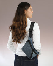 קולקציית ג׳ינס בדגם פאוץ׳ רובר, על כתף של דוגמנית נלבש גם כתיק צד