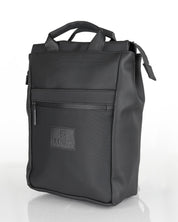 תיק גב מיני מילאנו שחור יהלום לנשים ולגברים - תיק יומיומי מושלם ללימודים, עבודה או טיולים בעיר, בגודל קומפקטי שמתאים למחשב נייד עד 14 אינץ׳, בעיצוב אורבני פרקטי ואלגנטי בזווית צד.