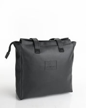 תיק צד שחור לעבודה, דגם נינה מבית זנדיגי, עשוי חומר טבעוני איכותי ועמיד במים בעיצוב אלגנטי ופרקטי לנשיאה יומיומית.