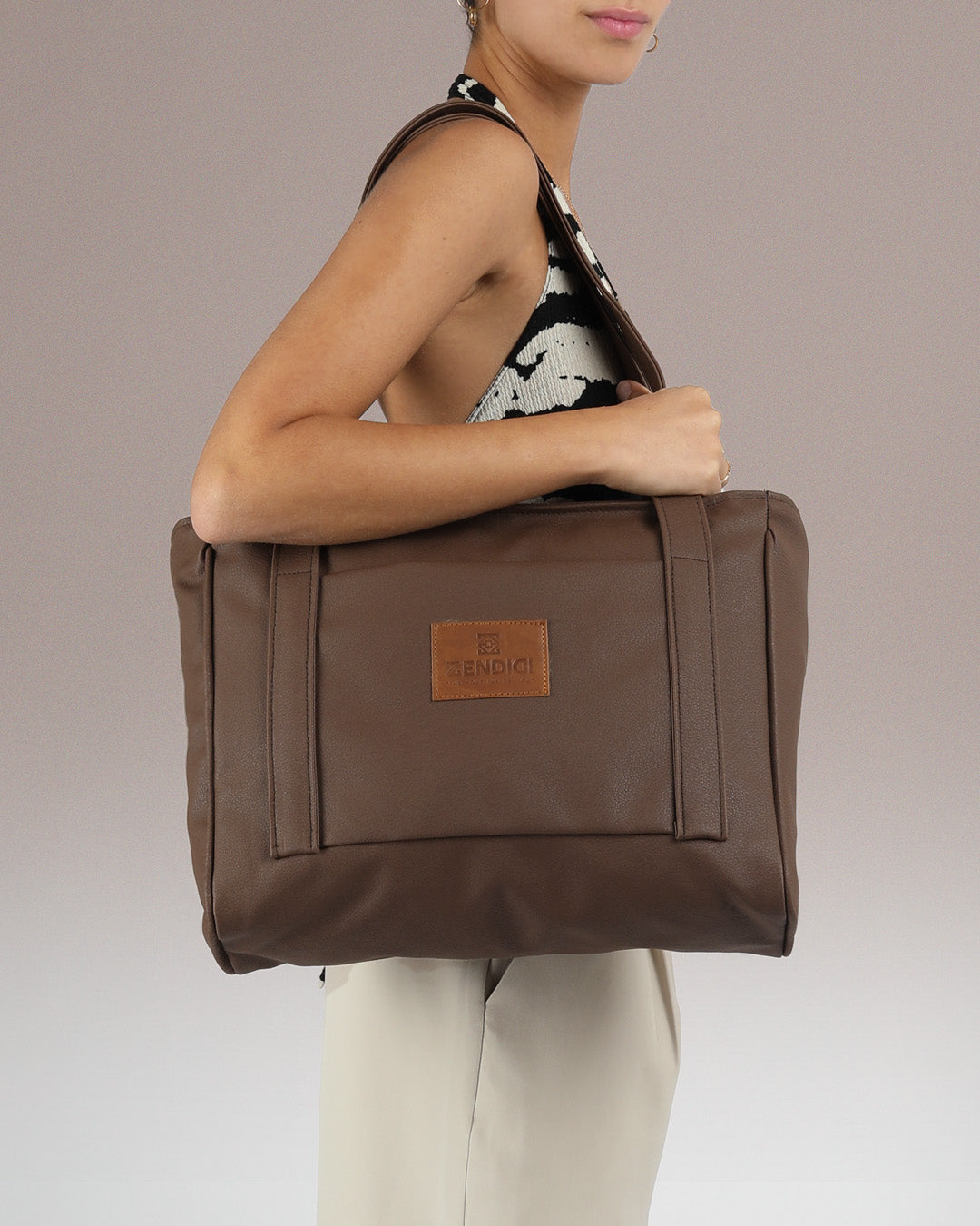 תיק צד למחשב נייד חום וינטג׳ על דוגמנית, תיק מיני פלא של זנדיגי, תיק עבודה לנשים, תיק טבעוני, תיק אופנתי למשרד וליום יום