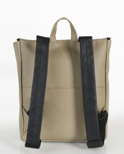 מיני טוקיו מדבר טוטם צילום אחורי, ניתן לראות את תא השליפה האחורה שלו והרצועות המרופדות לנוחות מקסימלית