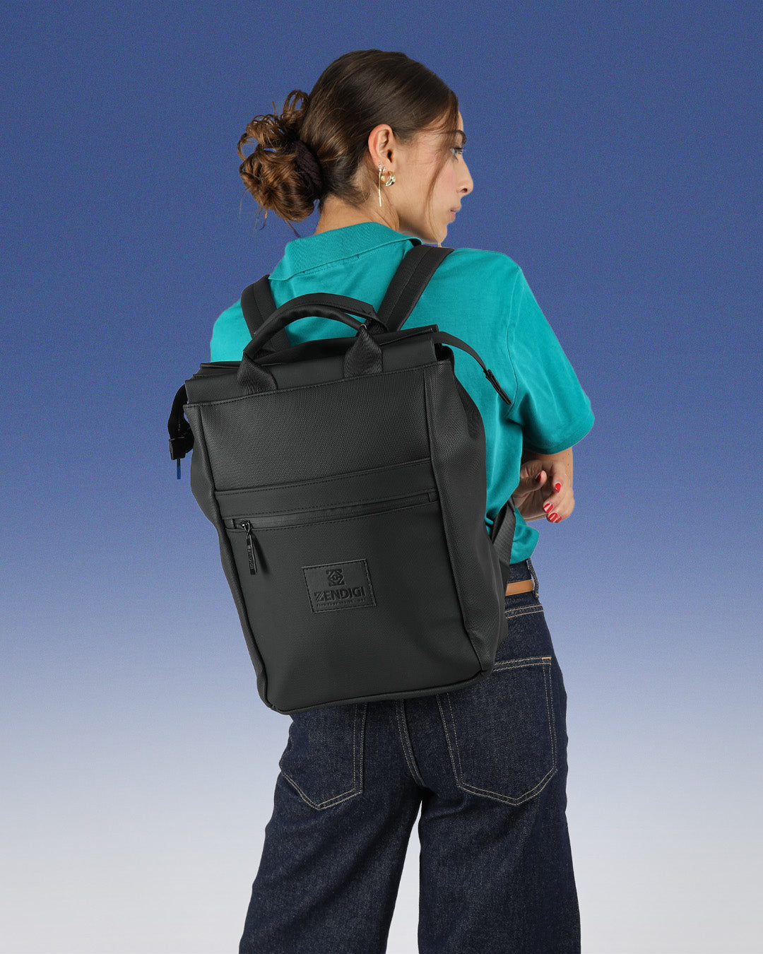 תיק גב מיני מילאנו בצבע שחור טקסטורת יהלום, תיק למחשב עד 14״ על גב של דוגמנית, תיק מרופד למחשב נייד תיק גב ללפטופ, מושלם ללימודים ולעבודה, תיק לסטודנטים, תיק גב מעוצב לאישה