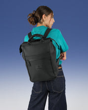 תיק גב מיני מילאנו בצבע שחור טקסטורת יהלום, תיק למחשב עד 14״ על גב של דוגמנית, תיק מרופד למחשב נייד תיק גב ללפטופ, מושלם ללימודים ולעבודה, תיק לסטודנטים, תיק גב מעוצב לאישה