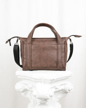 מבט אחורי על תיק מיקרו פלא חום וינטג׳ של זנדיגי, תא אחורי וקדמי לשליפה מהירה, ידיות אחיזה וחיבור לרצועת קרוס בודי.