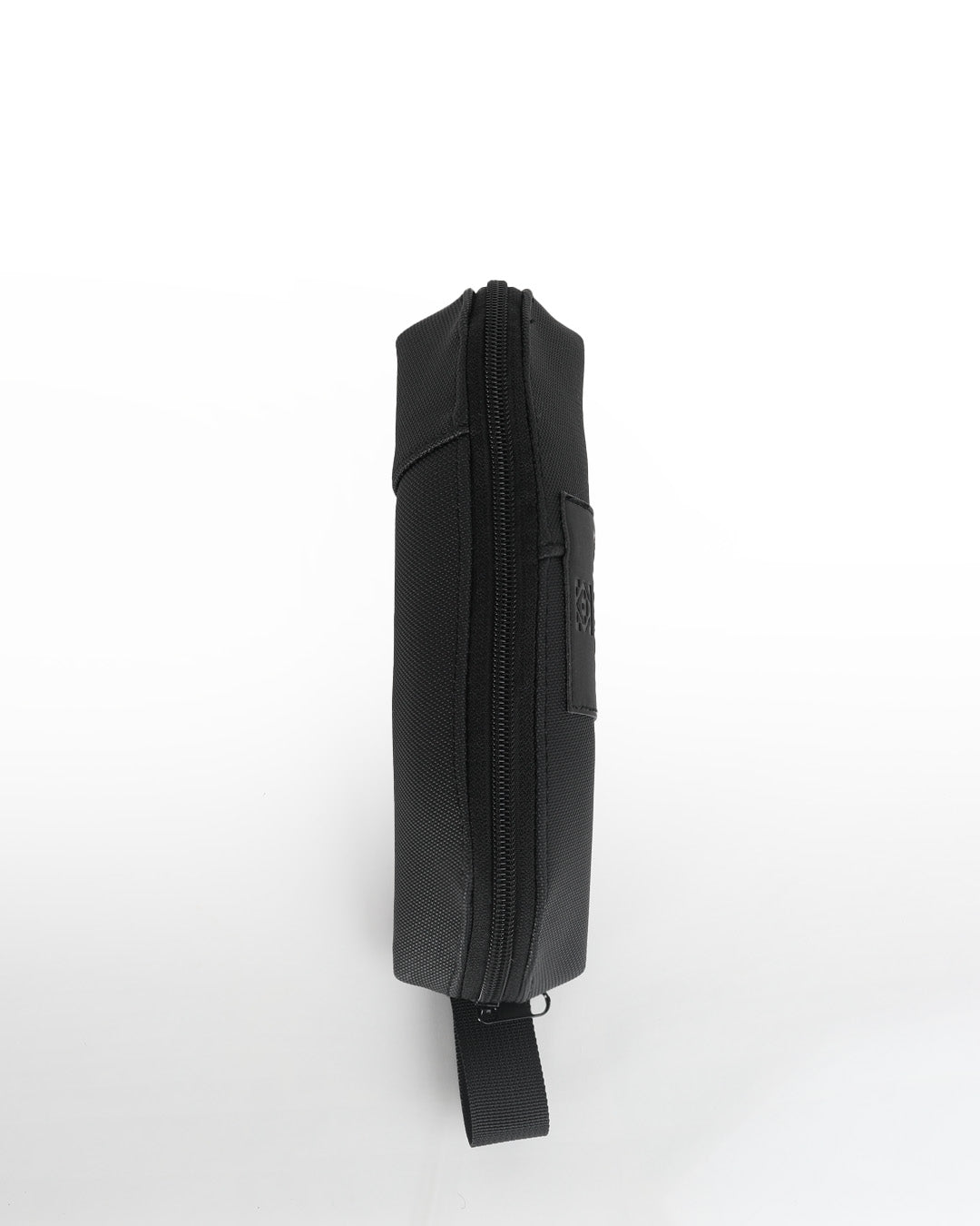 קלמר סטודנטים שחור יהלום של זנדיגי ממבט עליון, ניתן לראות את הצורה שלו באופן ברור, את ידית הנשיאה, הרוכסן והתווית.