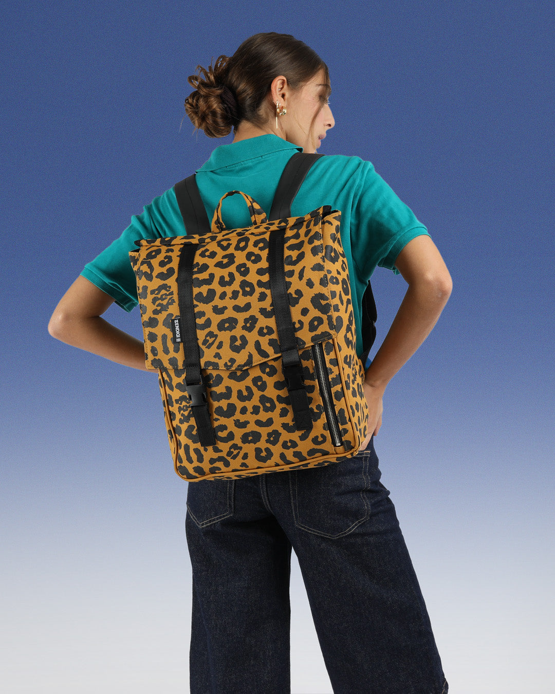 תיק גב למחשב מנומר, תיק מנומר ישראלי, עיצוב מקומי ייצור ישראלי, תיק גב נמר טבעוני, תיק לעבודה, תיק לטיולים מתאים לגבר וגם לאישה