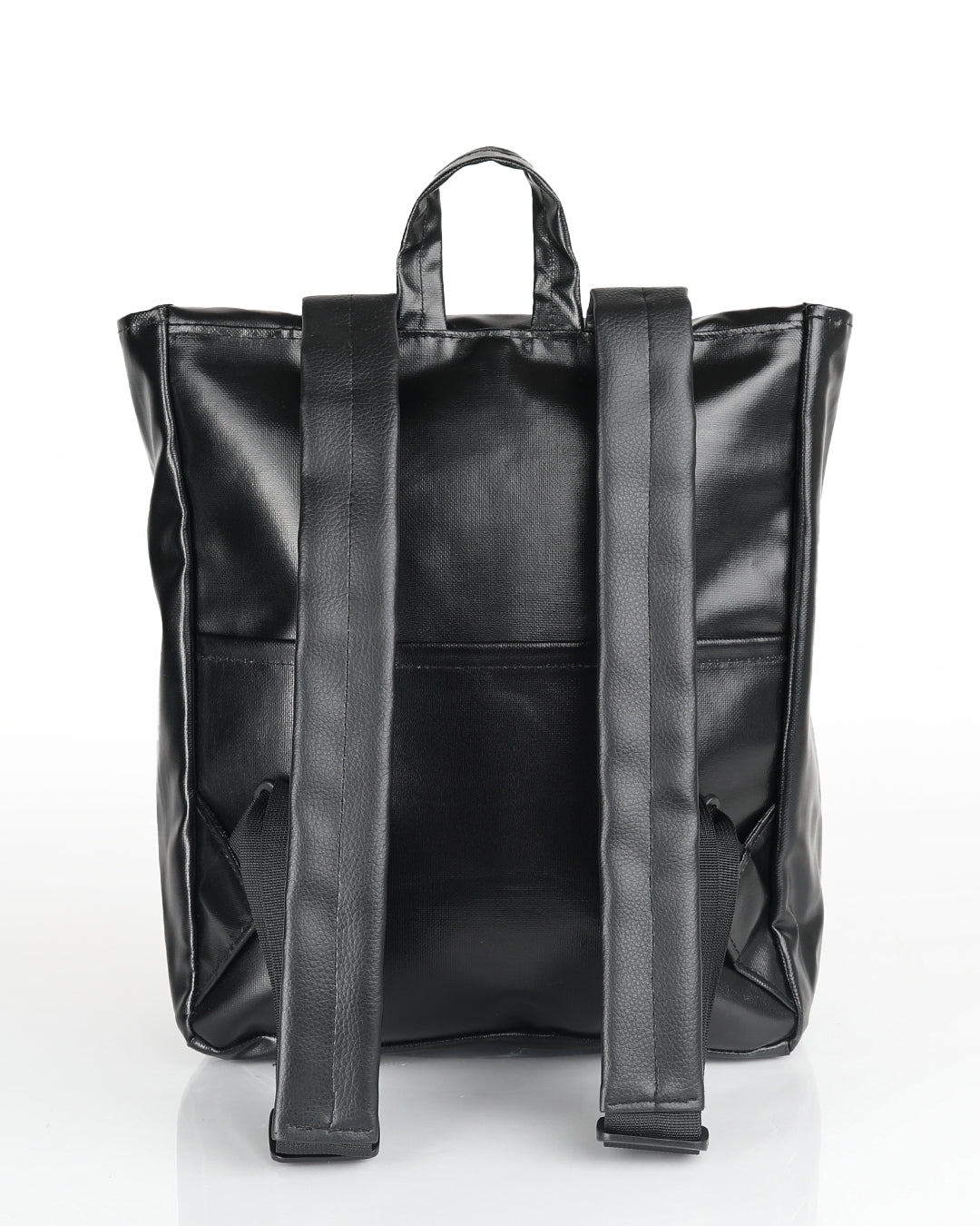 תיק גב למחשב נייד טבעוני - מיני טוקיו שחור מבריק, מצולם מהגב וניתן לראות את הרצועות המרופדות שלו ואת התא האחורי, על רקע לבן.