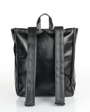 תיק גב למחשב נייד טבעוני - מיני טוקיו שחור מבריק, מצולם מהגב וניתן לראות את הרצועות המרופדות שלו ואת התא האחורי, על רקע לבן.