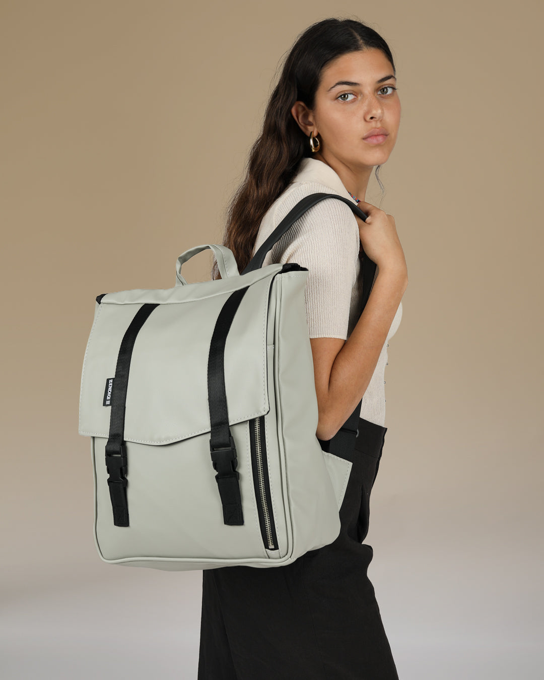 דוגמנית עם תיק גב טוקיו מיסט מבית זנדיגי 