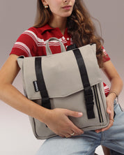 תקריב של מיני טוקיו אבן זמש, תיק גב למחשב נייד 14״ מוחזק על ידי דוגמנית שיושבת. תיק גב טבעוני מיוצר בישראל מבית זנדיגי.