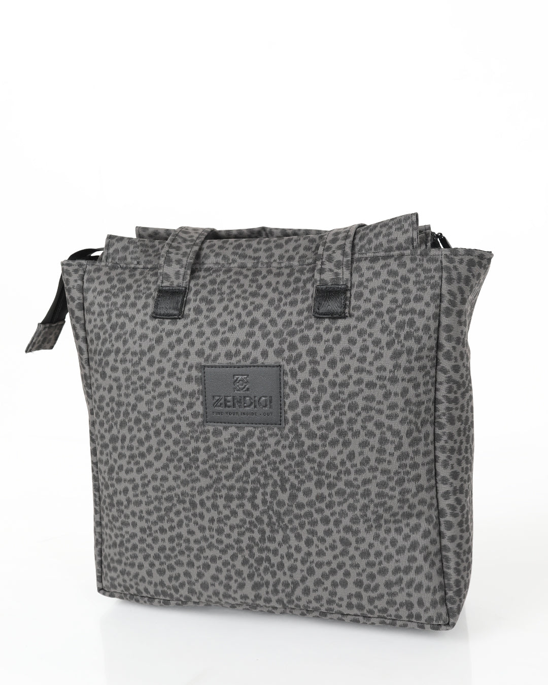 תקריב לטקסטורה של תיק צד נינה אפור מנומר, תיק חזק וטוב שילך איתך שנים קדימה.