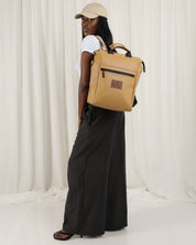 תיק גב מילאנו שחור קלאסי שהוא התיק המושלם ללימודים עבודה וטיולים, תיק שמתאים לגבר וגם לאישה בזכות העיצוב המקורי והיוניסקסי שלו, תיק גב טבעוני ואיכותי, מיוצר בארץ אבל התיק טיסה הכי טוב שיהיה לך. מגיע עם ריפוד למחשב הנייד ורצועות מרופדות ונעימות למגע