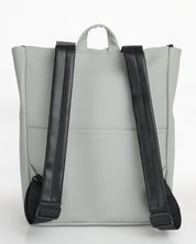 טוקיו מנטה, גב התיק, תיק גב למחשב נייד עם רצועות מרופדות ותא אחורי על רקע לבן.