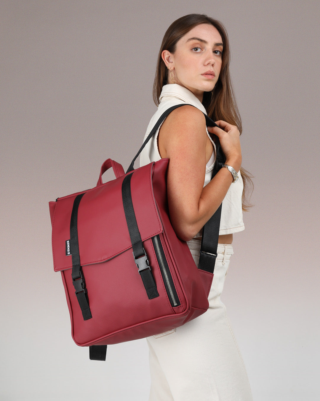 תיק גב טוקיו אדום דובדבן – תיק לנשים ולסטודנטיות עם מקום ללפטופ עד 16 אינץ', סגנון אורבני מינימליסטי, איכותי ועמיד למים