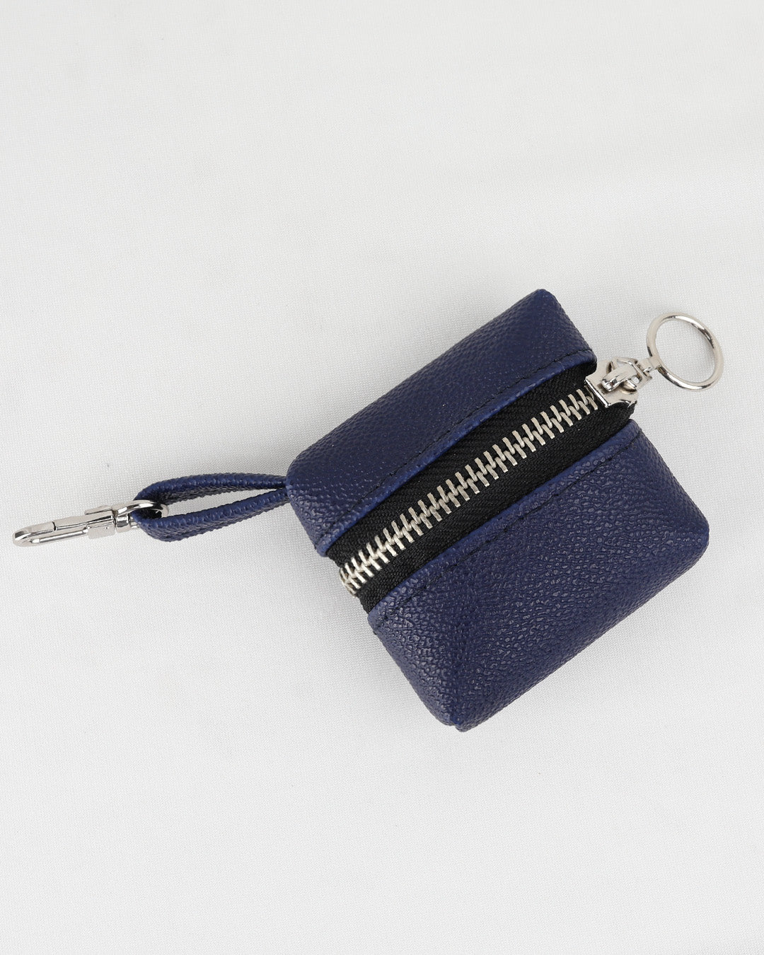 כיסוי לאיירפודס בצבע כחול נייבי בעיצוב מינימליסטי של זנדיגי
