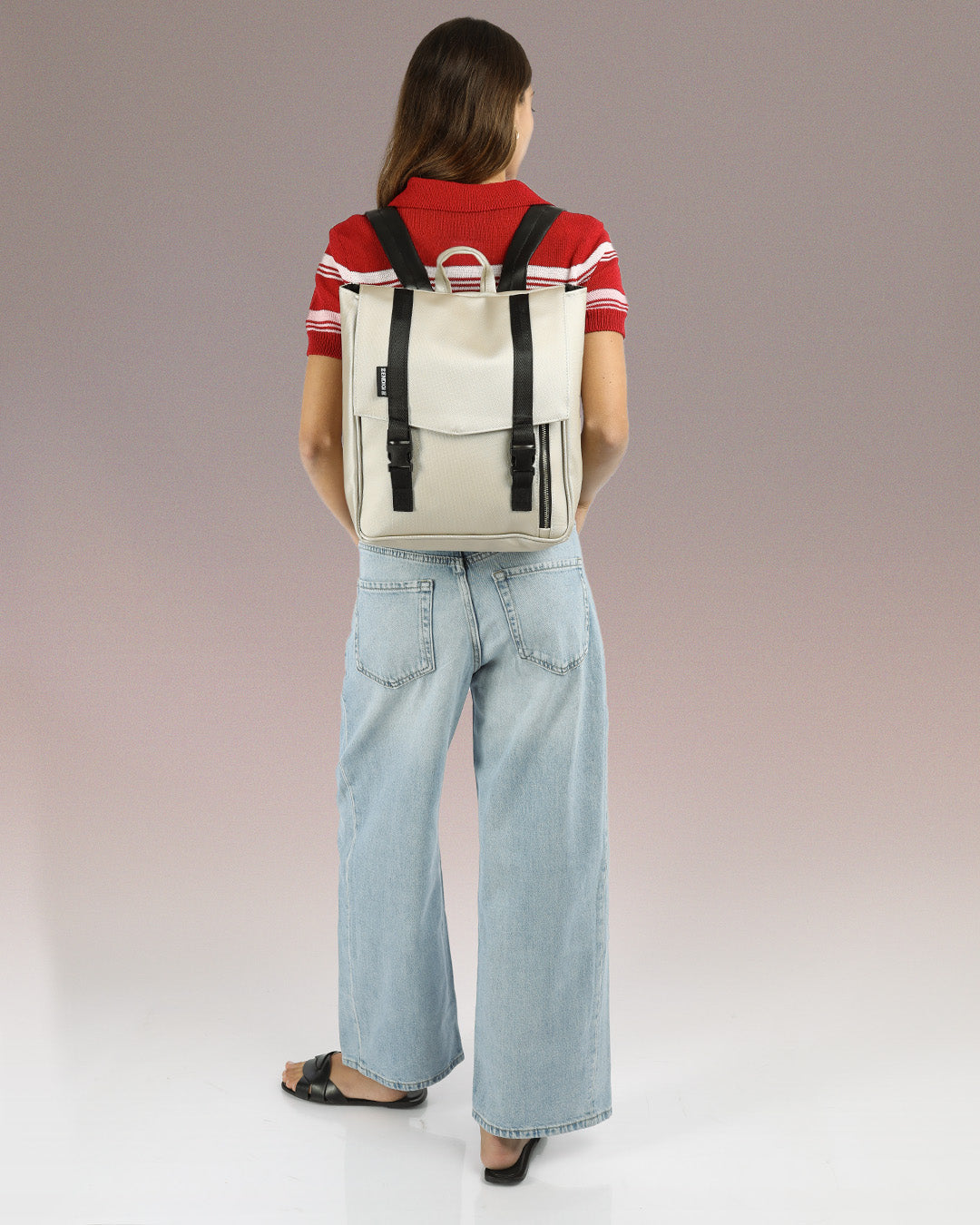 מיני טוקיו כסף שיבולים מוצג על דוגמנית, תיק הגב המושלם למחשב, משלב באופן אולטימטיבי בין נוחות ליופי, ניתן לראות את גודל התיק ביחס לגופה של הדוגמנית