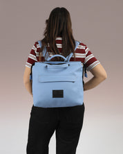 תיק גב מדריד כחול אושן, תיק גב למחשב נייד, תיק טבעוני שמיוצר בארץ מבדים טבעוניים בלבד, מותג מקומי פופולארי, מושלם לסטודנטים הייטקיסטים ולכל מי שהיום שלו בתנועה.