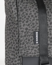 צילום תקריב של טוקיו אפור מנומר, תיק העשוי מבד קנבס איכותי דוחה גשם, ודמוי עור איטלקי חזק שנשמר לאורך שנים.